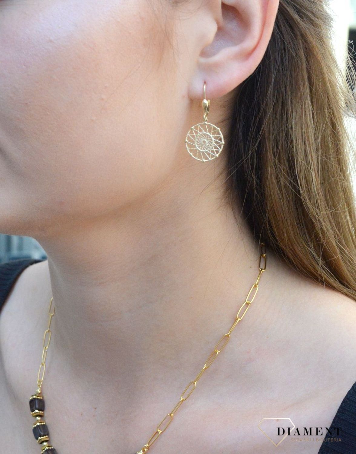 Złote kolczyki 333 ażurowe kółko KL 11048 333. Eleganckie, złote kolczyki 333 ażurowe kółka. Kolczyki zostały wykonane z żółtego złota próby 333 o wadze około 2,11 g oraz długości około 3 cm. Ich kształt jest uniwersalny..jpg